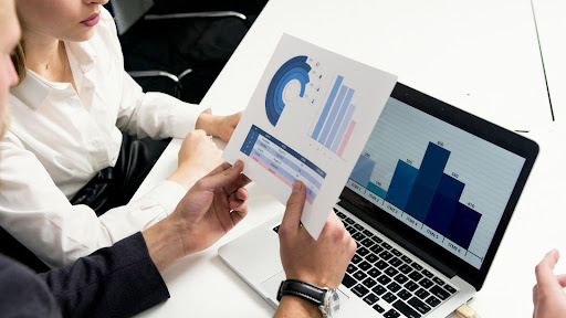 L’avenir de la gestion de patrimoine combine des insights basés sur l’IA et des conseils financiers personnalisés, redéfinissant le rôle des conseillers et transformant les relations avec les clients.